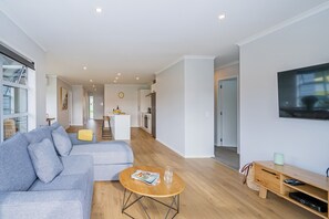TV - Seascape - Cooks Beach Holiday Home (Cooks Beach)