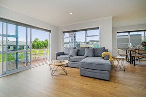 TV - Seascape - Cooks Beach Holiday Home (Cooks Beach)