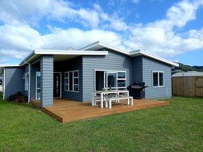 Outdoor dining - Seascape - Cooks Beach Holiday Home (Cooks Beach)