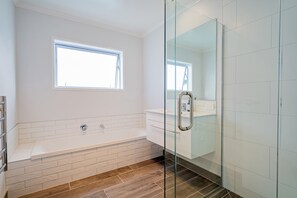 Bathtub - Seascape - Cooks Beach Holiday Home (Cooks Beach)