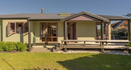 Huoleton klo Cooks - Cooks Beach Bach