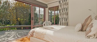 Carefree at Cooks - Cooks Beach Bach