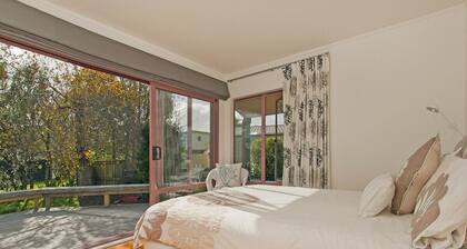 Carefree at Cooks - Cooks Beach Bach