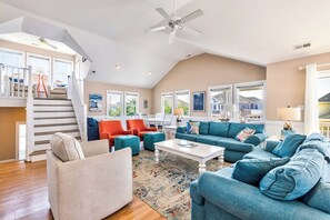 TV, lettore DVD, tavolo da calcetto, videoteca