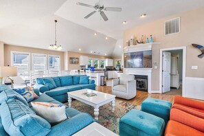 TV, lettore DVD, tavolo da calcetto, videoteca