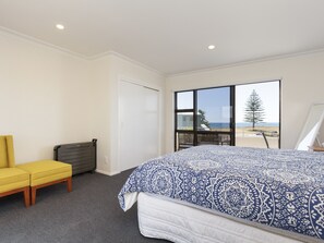 4 bedrooms, iron/ironing board, WiFi, bed sheets - Sand Castles - Mount Maunganui Holiday Home (Mt Maunganui)