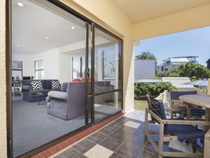 Outdoor dining - Sand Castles - Mount Maunganui Holiday Home (Mt Maunganui)