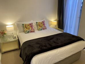 3 bedrooms, soundproofing, iron/ironing board, free WiFi - Rooftop garden, Lakeview, 5 mins walk to town (Queenstown Hill)