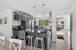 Fridge, microwave, oven, dishwasher - Little Pearl of Vista Verano - Mangawhai Home (Mangawhai Village)