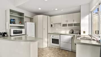 Réfrigérateur, micro-ondes, four, lave-vaisselle