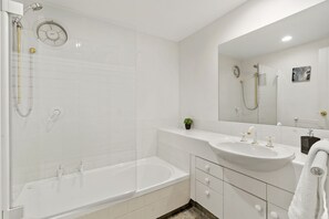 Douche, sèche-cheveux