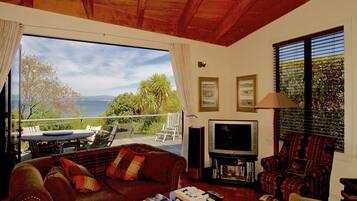 TV, fireplace, stereo