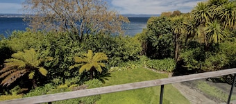 Kauawhi Lodge - Acacia Bay Holiday Home