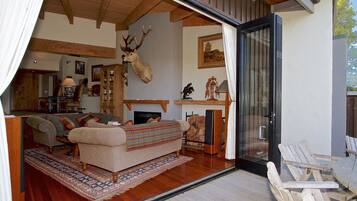 TV, fireplace, stereo