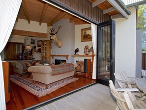 TV, fireplace, stereo
