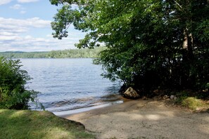Nära stranden, solstolar och strandhanddukar