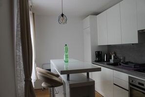 Frigorífic, microones, forn i placa de cuina 