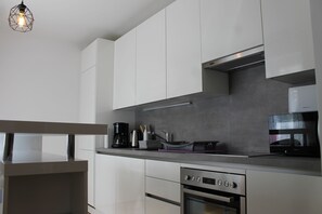 Een koelkast, een microgolfoven, een oven, een kookplaat