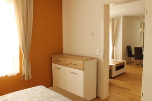 1 bedroom, in-room safe, iron/ironing board, free WiFi - Cozy, Modern 1-bdrm Apt w/Garage near VIC-UNO City (Wien)