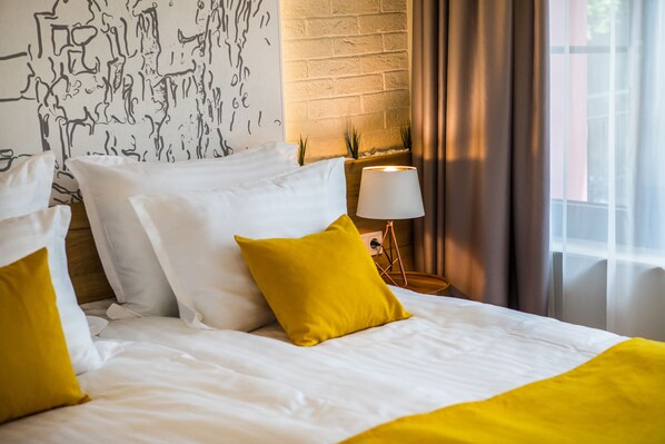Luxe beddengoed, een minibar, individueel gedecoreerd, een bureau