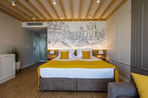 Luxe beddengoed, een minibar, individueel gedecoreerd, een bureau
