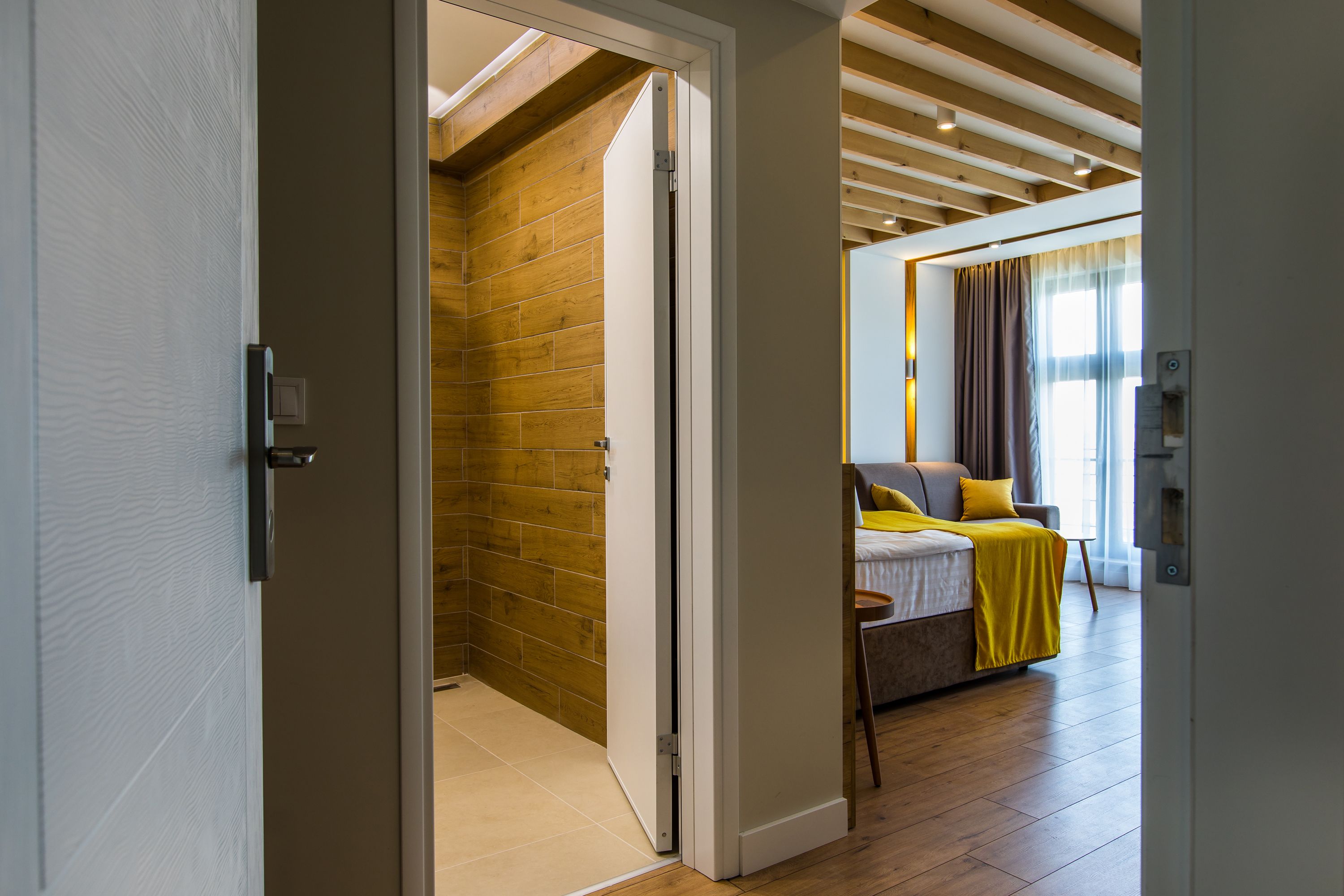 高級寢具、迷你吧、獨特裝潢、書桌