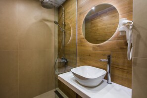 Shower, free toiletries, hair dryer, slippers - HillHouse Plovdiv (Plovdiv)