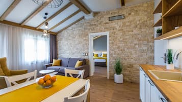 Deluxe-Apartment | Wohnzimmer | 43-Zoll-Smart-TV mit Kabelempfang, Fernseher, Stereoanlage