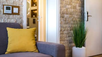 デラックス アパートメント | リビングルーム | 43 インチのスマートテレビ (ケーブル放送視聴可)、テレビ、ステレオ