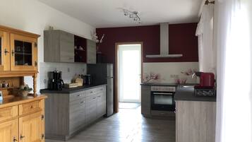 Een koelkast, een microgolfoven, een oven, een kookplaat