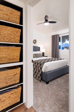 4 bedrooms, in-room safe, desk, iron/ironing board - Heated Pool ✴ Game Room ✴ 4 Bedrooms ✴ Outdoor Fire Pit (Scottsdale)