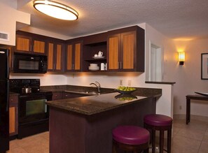 Frigorifero, microonde, piano cottura, lavastoviglie