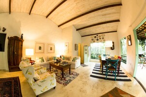 Área de estar no saguão