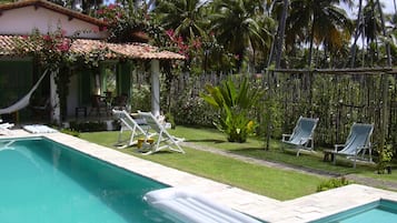 Piscina externa, espreguiçadeiras