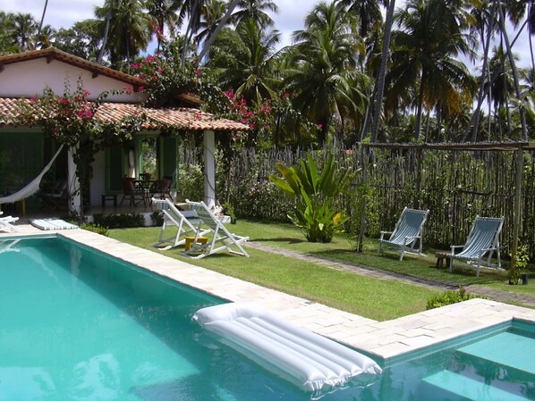 Piscine extérieure, chaises longues