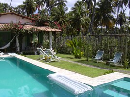 Piscina externa, espreguiçadeiras