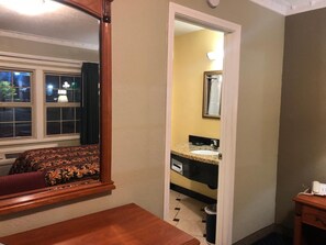 Desk, laptop workspace, soundproofing, free WiFi - Western Village Inn (Willits)