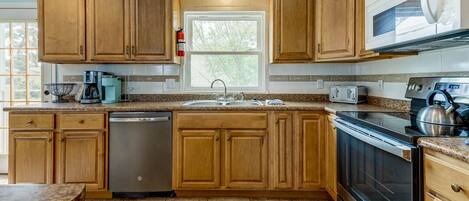 Full-sized fridge, microwave, oven, stovetop