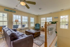 Téléviseur, lecteur de DVD, table de baby-foot