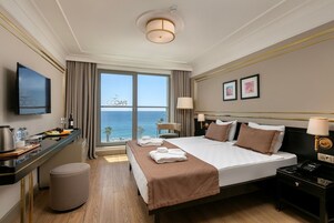 Deluxe Room with Sea View | Minibar, in-room safe, desk, blackout drapes