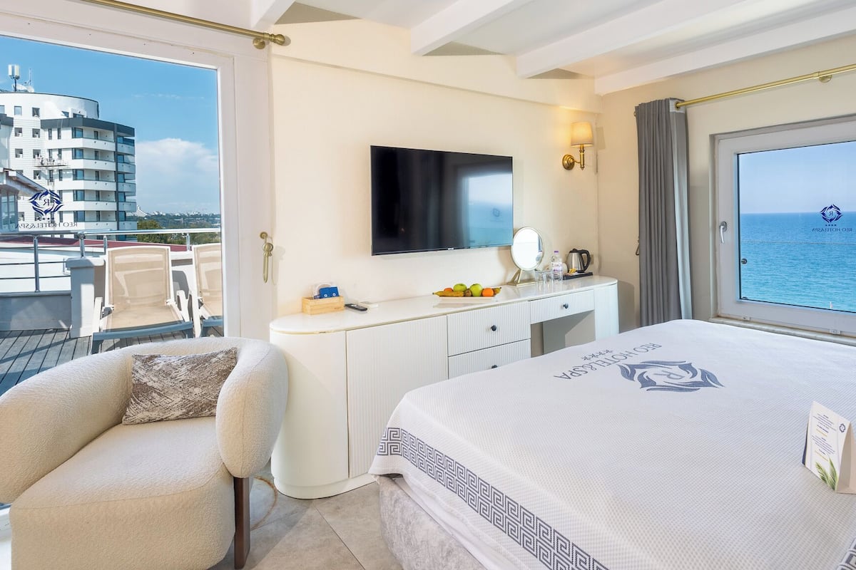 Junior Room | Minibar, in-room safe, desk, laptop workspace