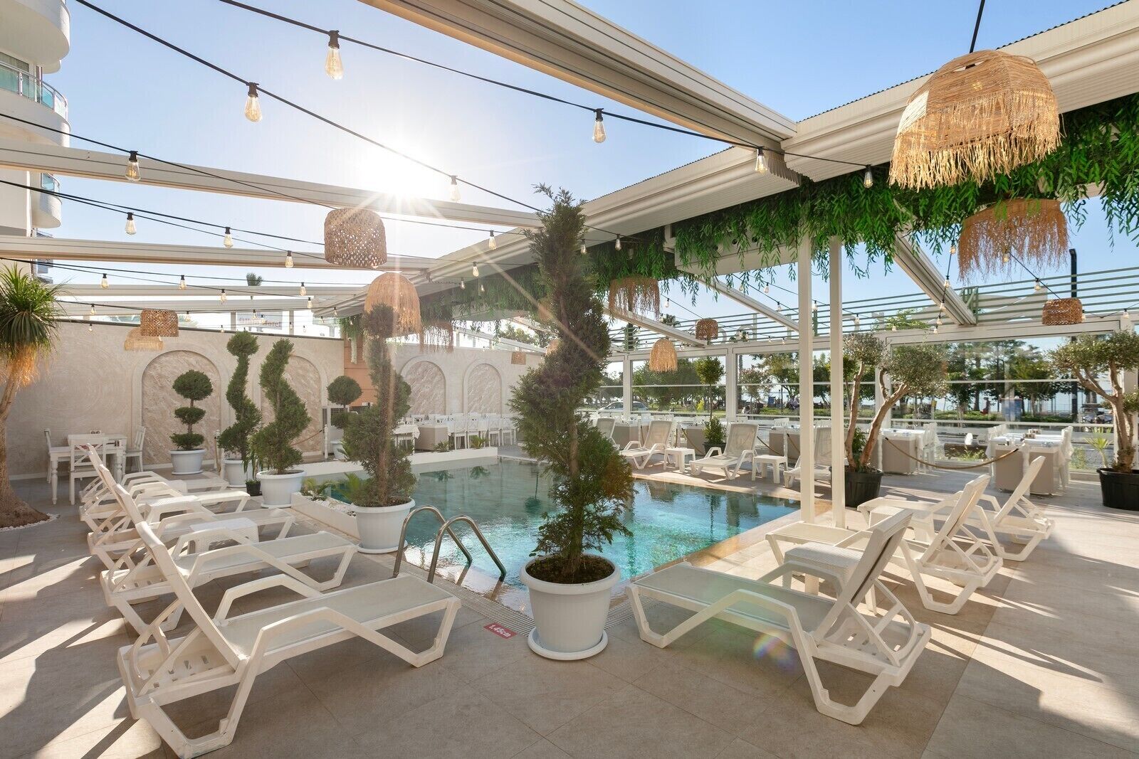 Piscina externa sazonal, funciona das 8h às 17h30, espreguiçadeiras
