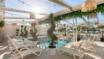 Piscina externa sazonal, funciona das 8h às 17h30, espreguiçadeiras