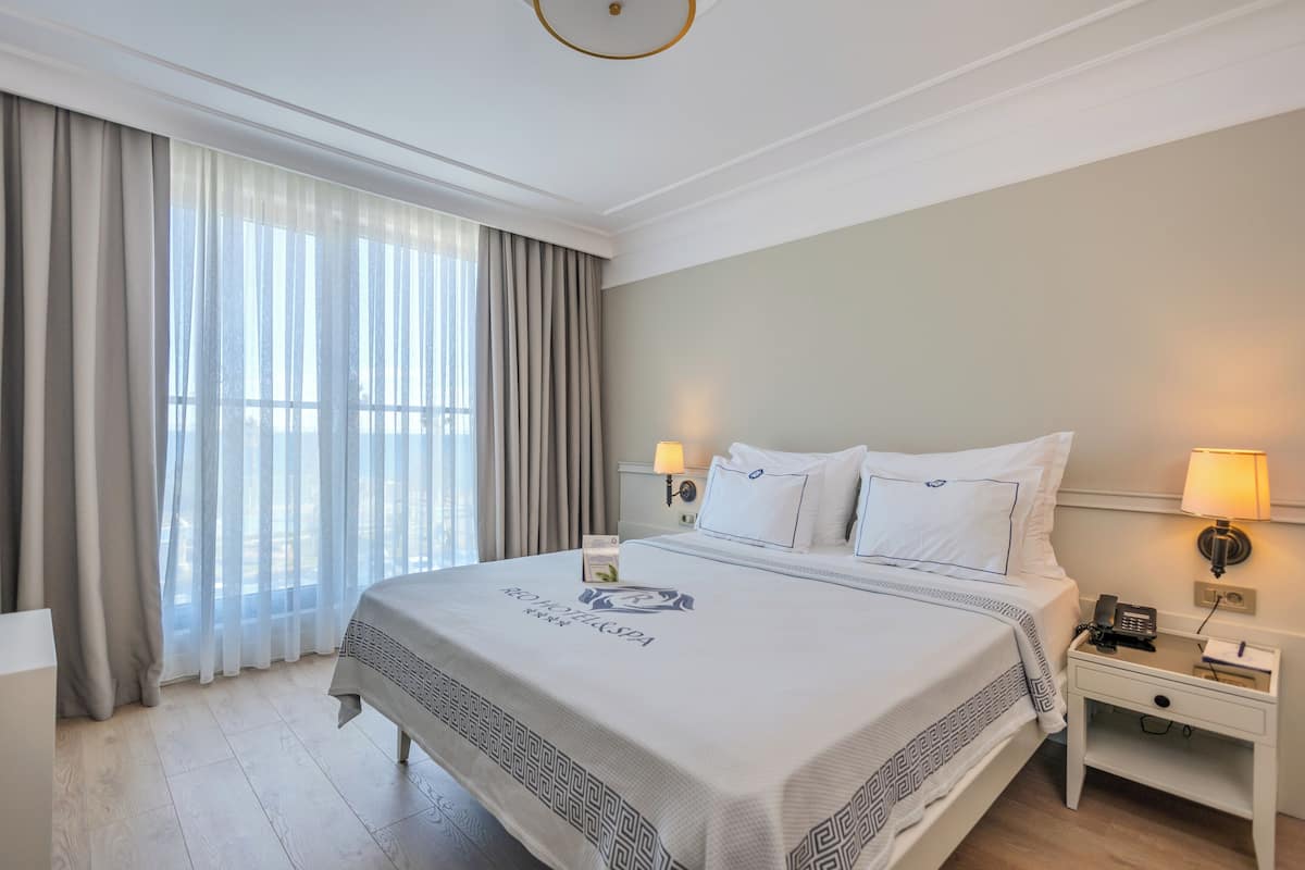 Deluxe Room with Sea View | Minibar, in-room safe, desk, laptop workspace