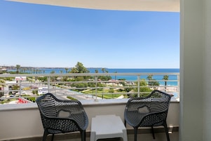 Deluxe Room with Sea View | Balcony