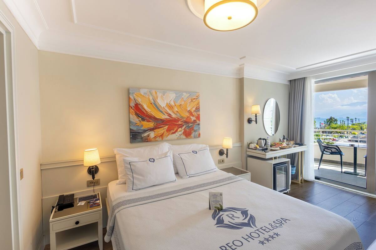 Deluxe Room with Side Sea View | Minibar, in-room safe, desk, laptop workspace