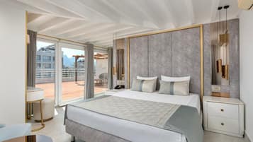 Mediterranean Suite with Panoramic Terrace | 低刺激性寝具、ミニバー、セーフティボックス (室内)、デスク