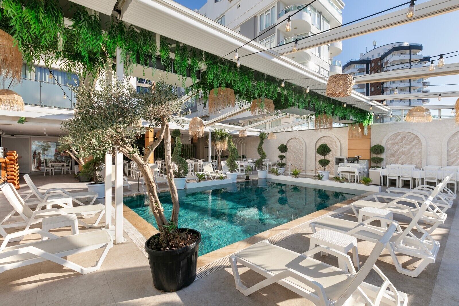 seasonal outdoor pool, open 8:00 am to 5:30 pm, pool loungers