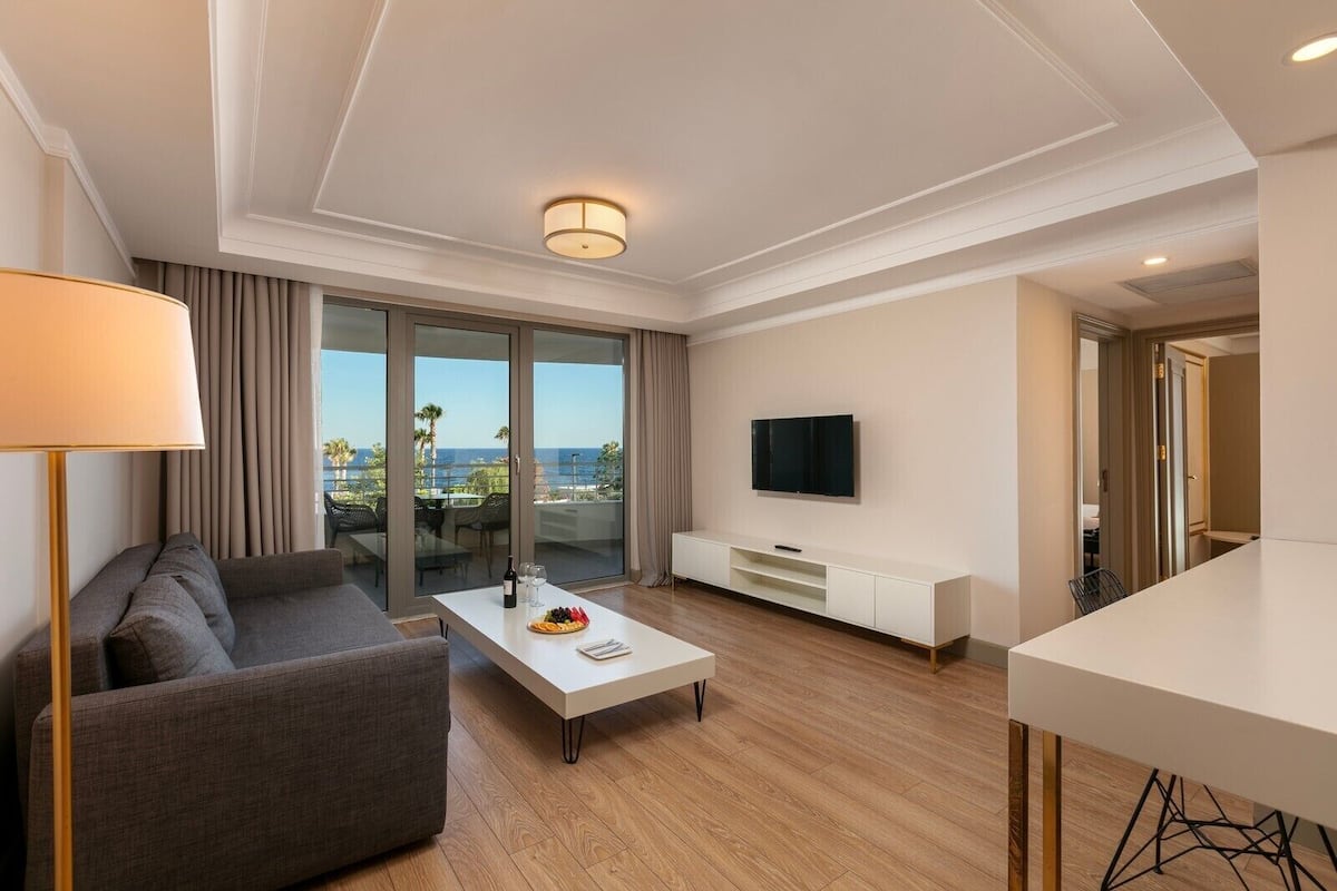 Family Suite with Sea View | Allergikerbettwaren, Minibar, Zimmersafe, Schreibtisch