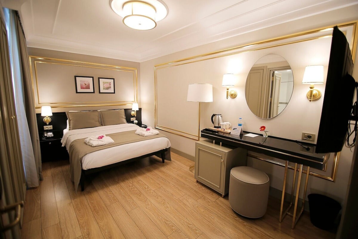Deluxe Room with Land View | Allergikerbettwaren, Minibar, Zimmersafe, Schreibtisch